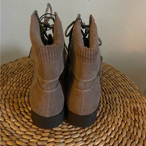 BNWT St. John’s Bay Hiker Lace Up Ankle Boots Size 11 Tan